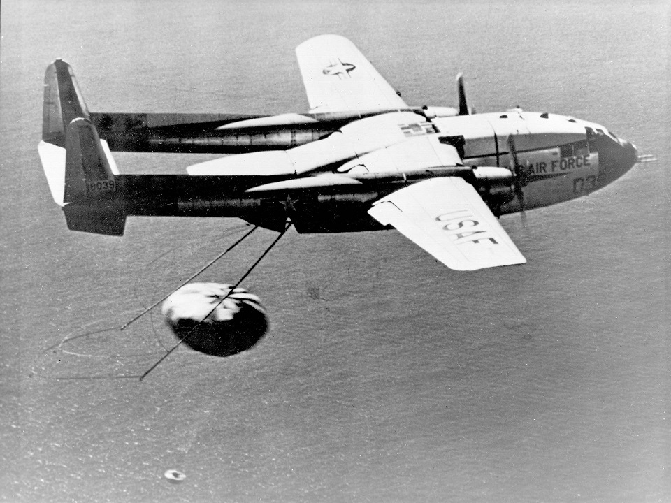 Транспортный самолет С-119 перехватывает спутник Discovery 14