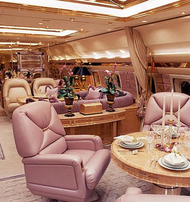 Банкетный зал в самолете B767-33AER Романа Абрамовича