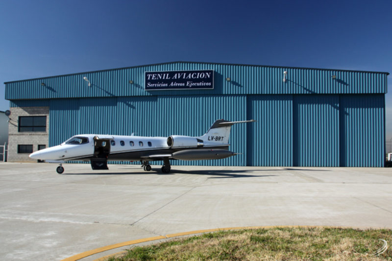 Частный LearJet в аэропорту Буэнос-Айреса