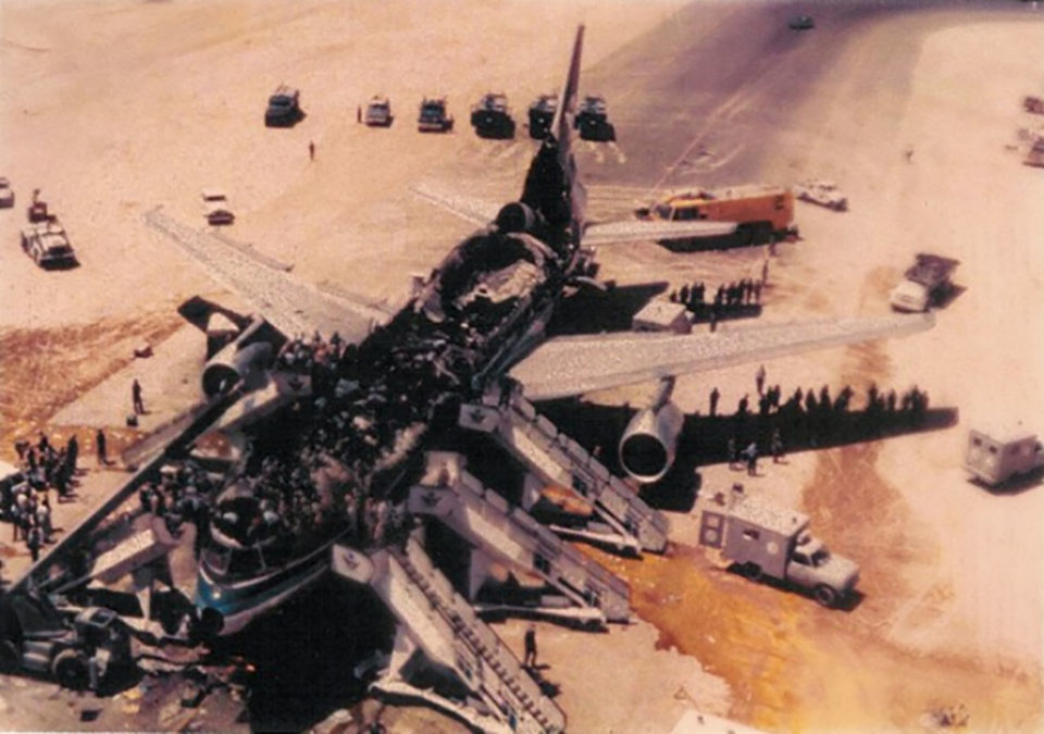 Обгоревший фюзеляж Lockheed L-1011 TriStar авиакомпании Saudi Arabian Airlines