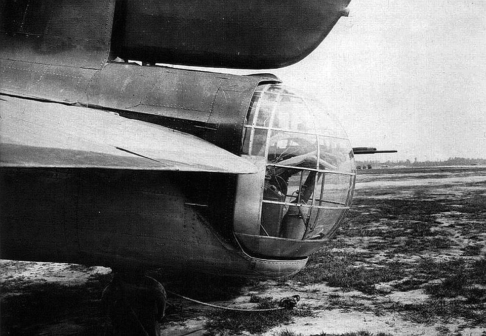 Пост хвостового стрелка бомбардировщика Пе-8