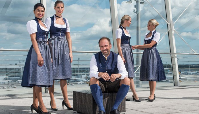 Экипаж Lufthansa в традиционной одежде Октоберфест